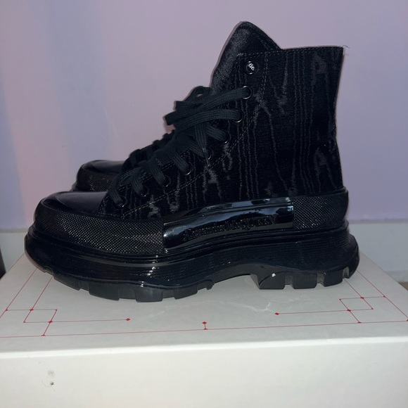 Velvet & Patent Leather Alexander McQueen Boots - Picture 4 of 6